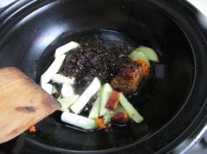 加入豆豉和麻辣料炒香。