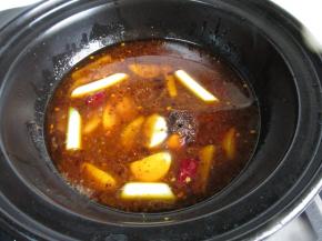 加入蒜片和适量水。