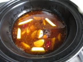 加入蒜片和适量水。