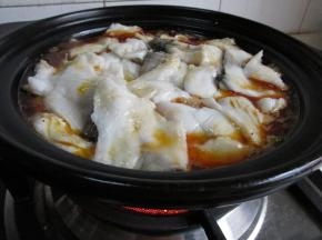 倒入鱼片大火烧开，改小火。
