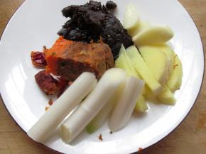 把葱姜改刀，豆豉和麻辣料备用。