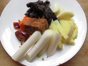 把葱姜改刀，豆豉和麻辣料备用。