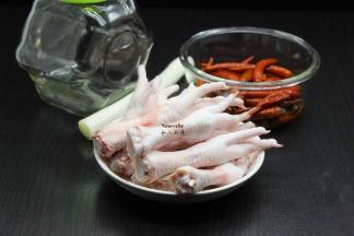 准备食材：鸡爪、香辣泡椒水；PS:泡椒水我提前做好了，白醋、红辣椒、白砂糖、生姜、蒜、盐等浸泡一个晚上。