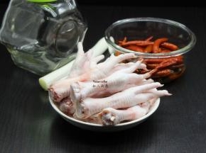 准备食材：鸡爪、香辣泡椒水；PS:泡椒水我提前做好了，白醋、红辣椒、白砂糖、生姜、蒜、盐等浸泡一个晚上。