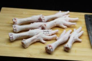 鸡爪山水洗净，去指甲；