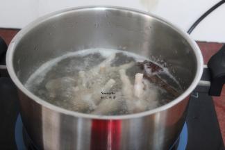 锅中适量的山泉水，放入鸡爪、生姜（3片）、白酒、八角、桂皮煮沸之后改为中小火，煮6分钟；