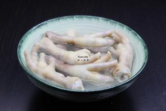 捞出，沥干水，放入冰水（冰的山泉水）中浸泡5分钟；