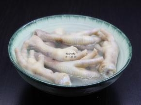 捞出，沥干水，放入冰水（冰的山泉水）中浸泡5分钟；