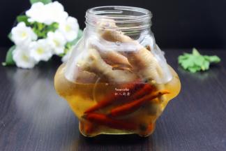 鸡爪放入玻璃保鲜罐，倒入泡椒水浸没即可；