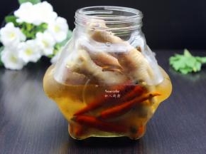 鸡爪放入玻璃保鲜罐，倒入泡椒水浸没即可；