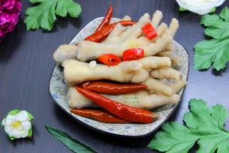 吃的时候，用干净无水筷子夹出，剩下的继续放冰箱想吃的是就吃。