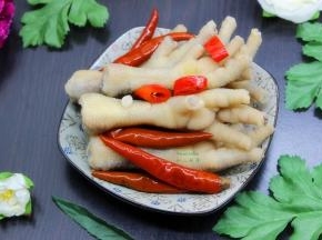 吃的时候，用干净无水筷子夹出，剩下的继续放冰箱想吃的是就吃。