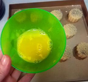 取一个蛋黄，加上一大勺蛋清搅拌均匀；