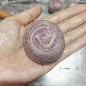 将馅料包起，这个步骤就没法拍了，就是油皮油稣擀开后直接将馅料包裏起来