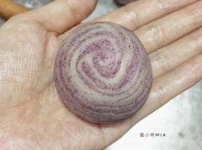 将馅料包起，这个步骤就没法拍了，就是油皮油稣擀开后直接将馅料包裏起来