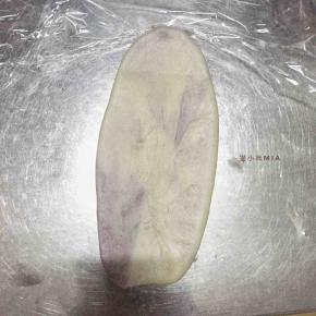 将醒发好的油皮包起油稣，擀成长舌状