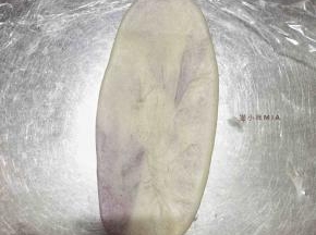 将醒发好的油皮包起油稣，擀成长舌状