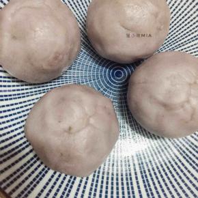 如上图般将所有咸鸭蛋包起来，放旁备用