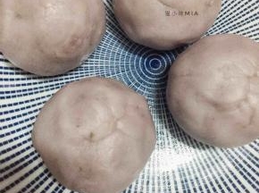 如上图般将所有咸鸭蛋包起来，放旁备用