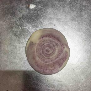 竖起来压扁，用擀面杖轻轻擀开