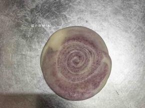 竖起来压扁，用擀面杖轻轻擀开