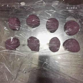 将油稣的材料混合，同样静置25分钟，然后平均分为8份，用保鲜膜盖好