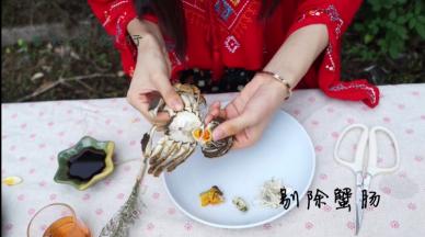 . 蟹肠：大闸蟹背面可以翻起的，也是分辨雌雄最容易的标志（公的是尖的母的是圆的），掰开蟹身之后看到蟹黄、蟹肉处有一根根黑色的东西，那就是蟹肠部位，黑黑的是蟹的排泄物要去除。视频里看的不是很明显。