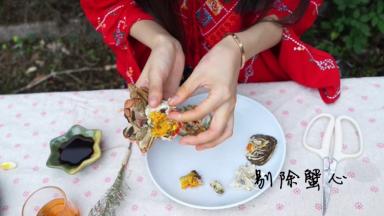  蟹心：最难找的一个，藏在蟹腹中间黄膏最厚的地方，掀开蟹壳后，可以看见一层黑色的膜衣，白色片状的蟹心就在黄膏与黑色膜的之间，颜色和与肉质相比会偏黄，大小大约小指甲盖那么大（具体看蟹大小）有传闻蟹心是最寒的，大概是因为属于循环系统内脏的原因，更容易造成过敏、腹泻。所以尽量避免食用