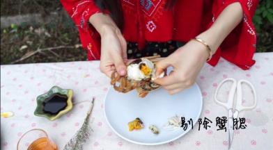 蟹腮：长在蟹腹部如眉毛装的俩排软绵绵的像月牙一般的东西，它是蟹的呼吸器官，也叫做蟹肺，用来过滤水质的，很脏。腮下面的三角形蟹白也要去除。
 