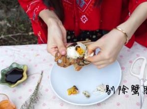 蟹腮：长在蟹腹部如眉毛装的俩排软绵绵的像月牙一般的东西，它是蟹的呼吸器官，也叫做蟹肺，用来过滤水质的，很脏。腮下面的三角形蟹白也要去除。
 