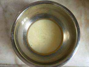 牛奶和玉米油混合。