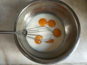 加入蛋黄搅拌均匀。