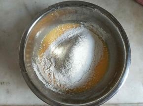 低粉过筛加入蛋黄液。