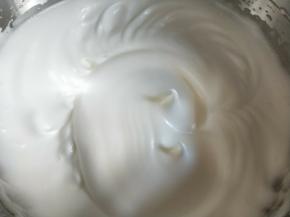 蛋清加几滴白醋，分三次加入细砂糖打至小弯勾状。