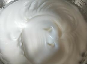蛋清加几滴白醋，分三次加入细砂糖打至小弯勾状。