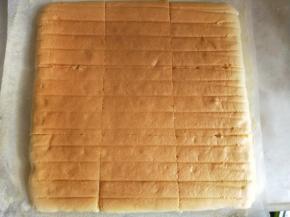 出炉后倒扣放凉，用刀切成若干长方形小块。