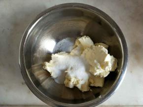 制作奶酪夹心:奶油奶酪室温软化后加细砂糖40克。