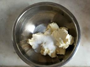 制作奶酪夹心:奶油奶酪室温软化后加细砂糖40克。