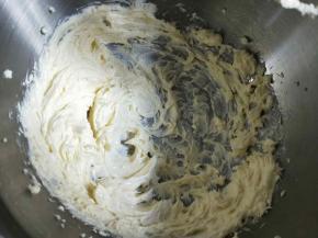 打至蓬松状态。