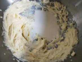 再加25克淡奶油，继续搅打几秒。