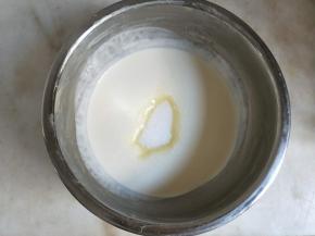 200克淡奶油加20克细砂糖打发。