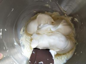 将淡奶油和奶酪混合。