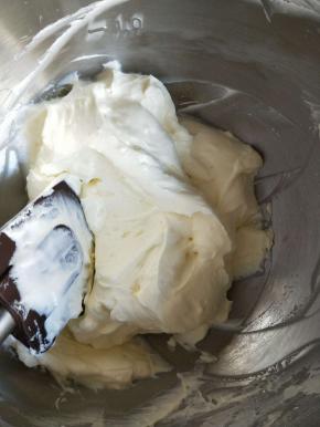 拌匀后奶酪夹心就做好了，装入裱花袋。