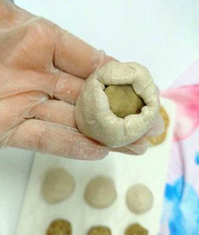 收口搓圆，压成饼状。