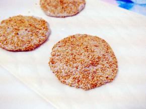 两面均匀的粘上芝麻