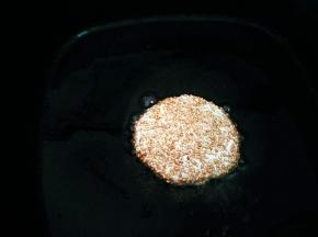 放入抹油的锅中