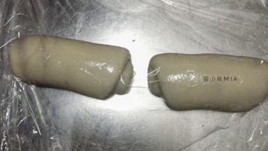 全部卷起备用，用保鲜膜盖好，松弛15分钟