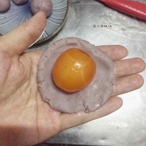 咸鸭蛋表面喷少许白酒，提前用190度烤4分钟，出炉晾凉后用芋头馅料包起
