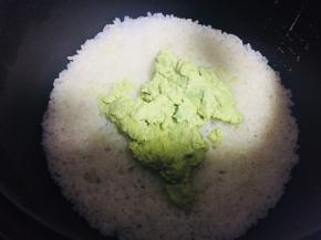 把牛油果泥加入米饭