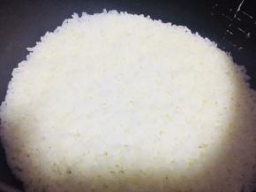 米饭煮好晾凉至手温